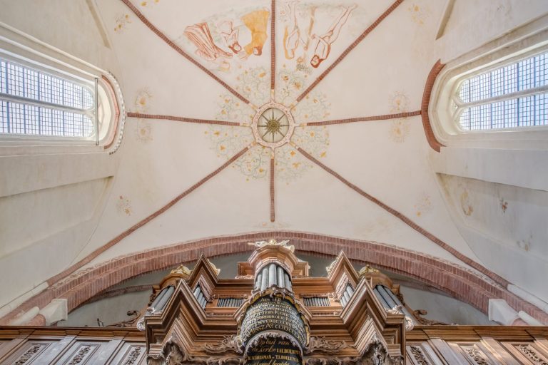 Bovenaanzicht van het interieur van een kerk