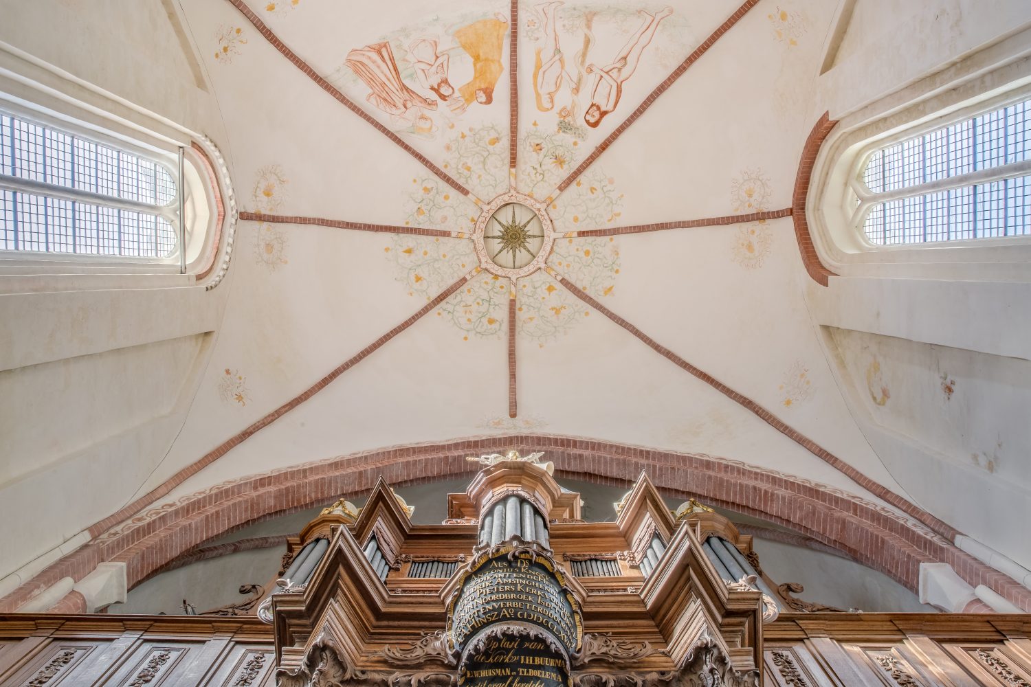 Bovenaanzicht van het interieur van een kerk